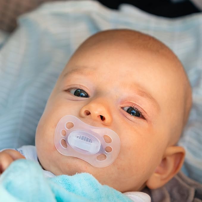 Medela Baby Pacifier | Newborn 0-2 Months | 2-Count | Includes sterilizing case | Silicone- and BPA-Free | Supports Natural Suckling | Clear
