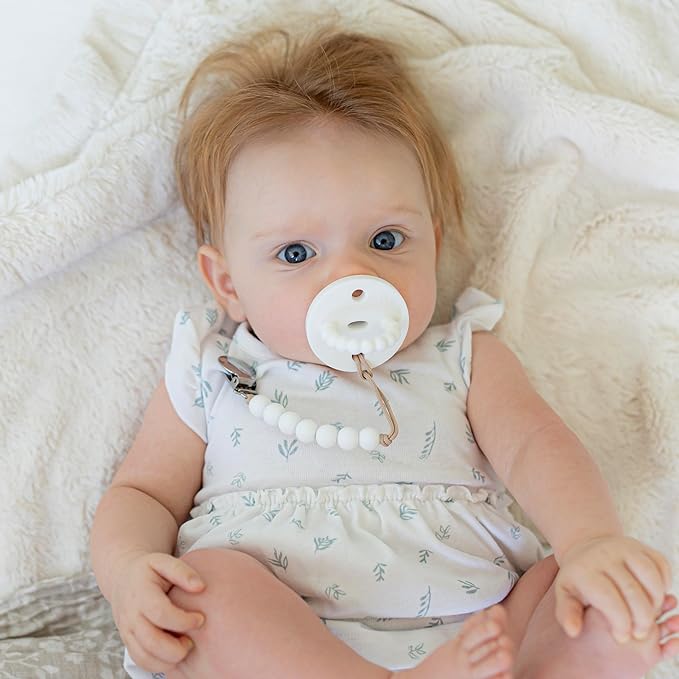 Ryan & Rose Pacifier Clip Georgia - Silicone Pacifier Clip Baby boy Baby Girl Binky paci Clip Baby Pacifier Holder binkie Clip Binky Clips Newborn Baby Care Baby Pacifier Clip (White)